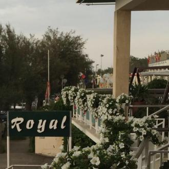 Scale con fiori bianchi e cartello 'Royal'.