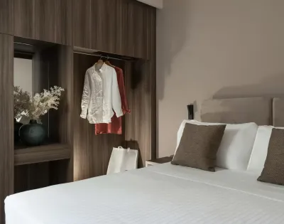 Camera moderna con letto, armadio e decorazioni.