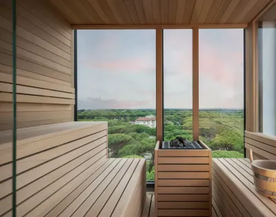Sauna moderna con vista panoramica sulla foresta.