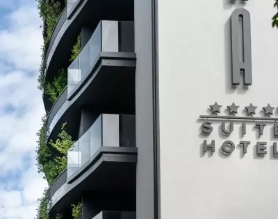 Hotel moderno con balconi e giardini verticali.