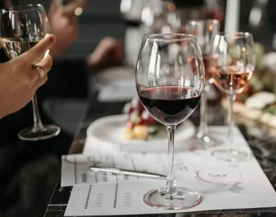 Bicchieri di vino su un tavolo durante una degustazione.