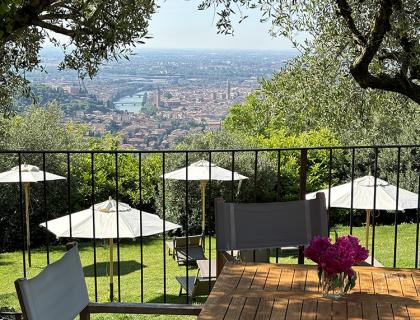 Vista panoramica della città con tavolo in giardino.