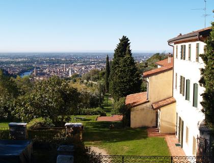 Vista panoramica su Verona con case e alberi.