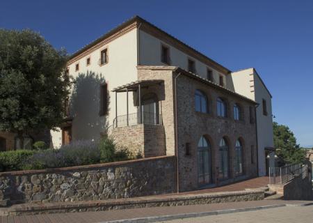 Edificio storico in pietra con cielo blu intenso.