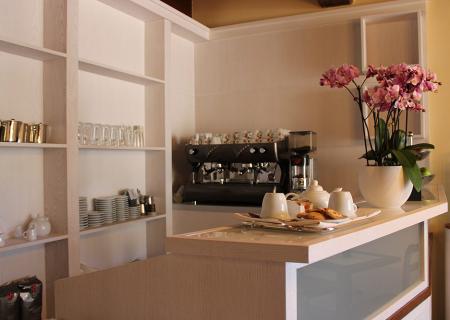 Accogliente angolo caffè con fiori, tazze e biscotti deliziosi.