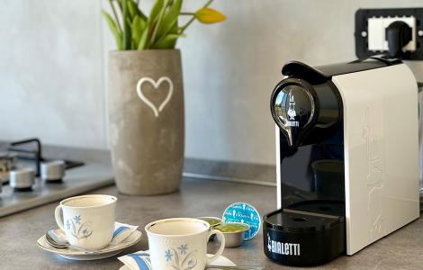 Tulipani colorati e caffè caldo in cucina, atmosfera accogliente e rilassante.
