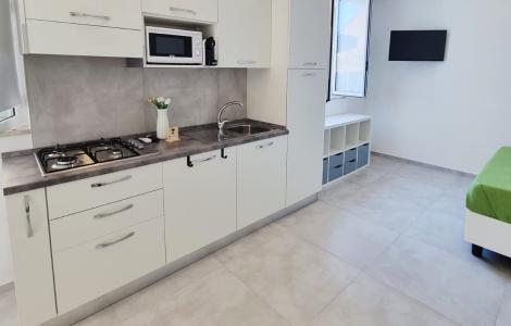 Cucina moderna e luminosa, minimalista con dettagli eleganti e accoglienti.