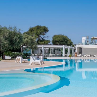 Piscina azzurra, cielo limpido, relax estivo in un elegante resort moderno.