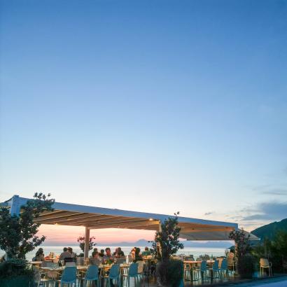 Tramonto mozzafiato su piscina e mare, atmosfera rilassante e romantica.