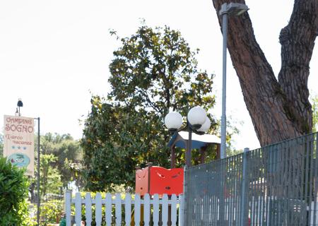 Tavolo da ping pong all'aperto, atmosfera di vacanza e divertimento.