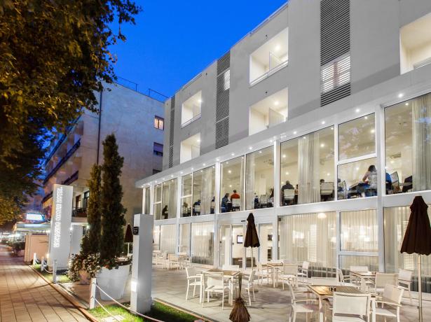 hotelmokambo de gelegenheiten-im-august-in-einem-low-cost-hotel-in-cesenatico-mit-pool 011