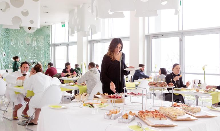 Buffet in einem modernen Restaurant mit Selbstbedienung.