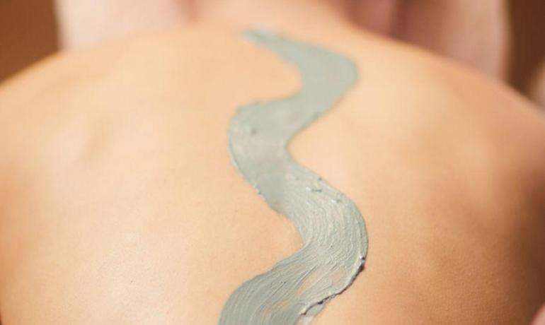 Trattamento spa con maschera di fango sulla schiena.