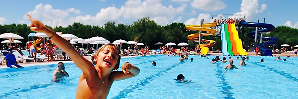 Piscina con acqua RISCALDATA