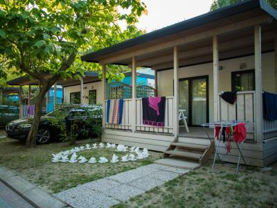 campingtahiti de 2-juni-wochenende-am-meer-an-lidi-di-comacchio-im-campingdorf-mit-parkplatz-und-pools 022
