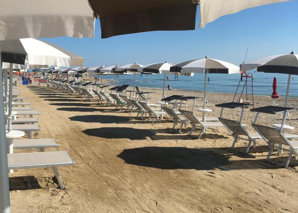 vacanzespinnaker en campsite-offers-by-the-sea-in-the-marche 014