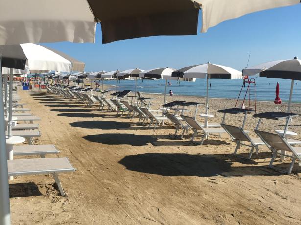 vacanzespinnaker it offerta-con-spiaggia-scontata-in-villaggio-vacanze-al-mare-a-fermo 004