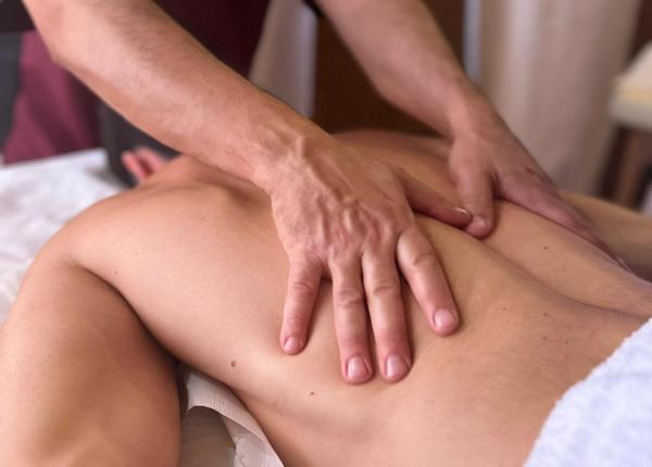 Massage relaxant sur dos nu dans un spa.