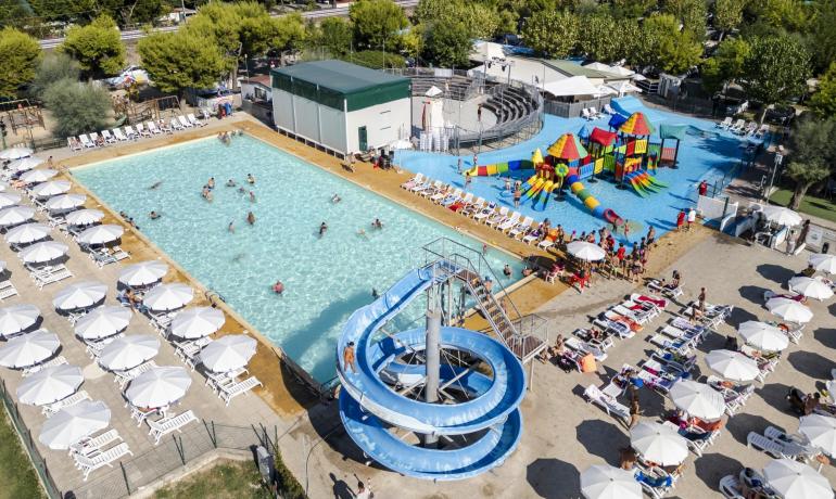 Parco acquatico con scivoli, piscine e aree relax.