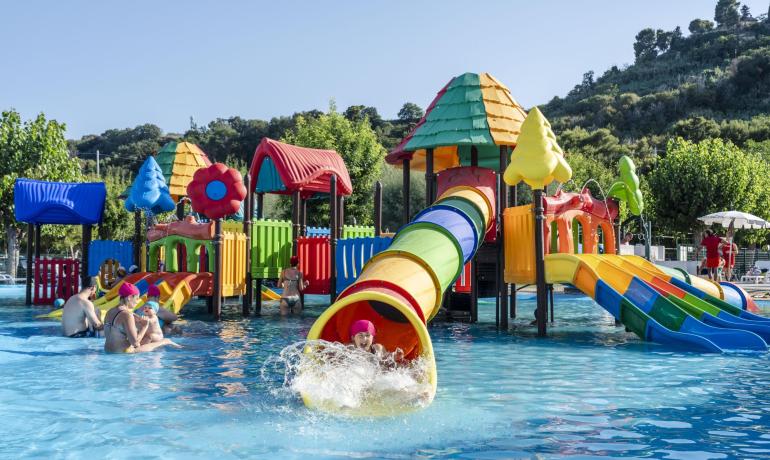 Parc aquatique coloré avec toboggans et jeux pour enfants.