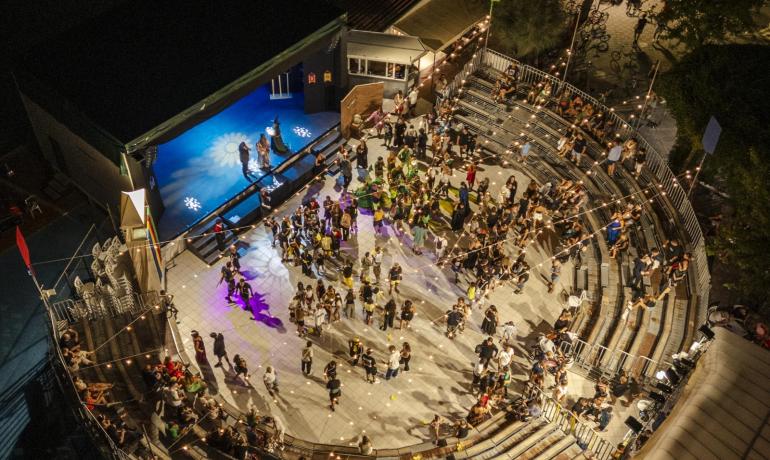 Vue aérienne d'un amphithéâtre avec spectacle du soir.