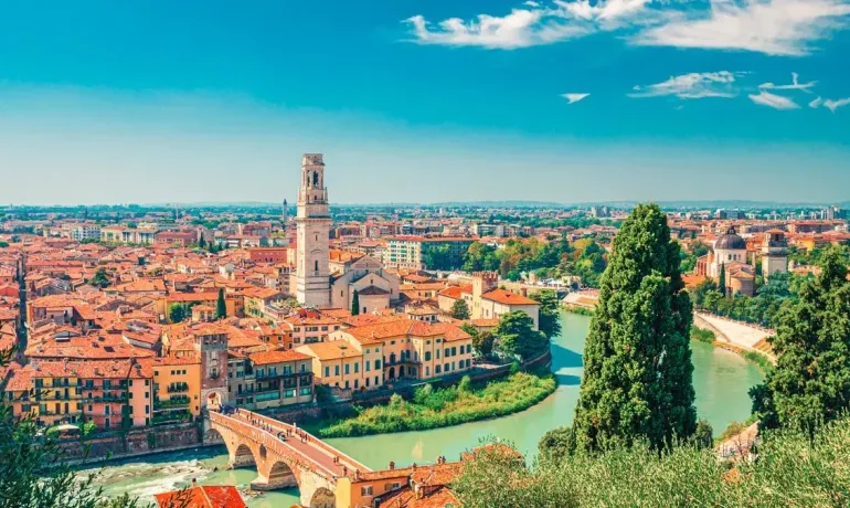 Panoramablick auf Verona mit Fluss und historischer Architektur.