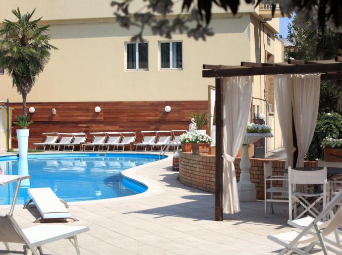 villaadriatica it prenota-prima-estate-a-rimini-in-hotel-sul-mare 005