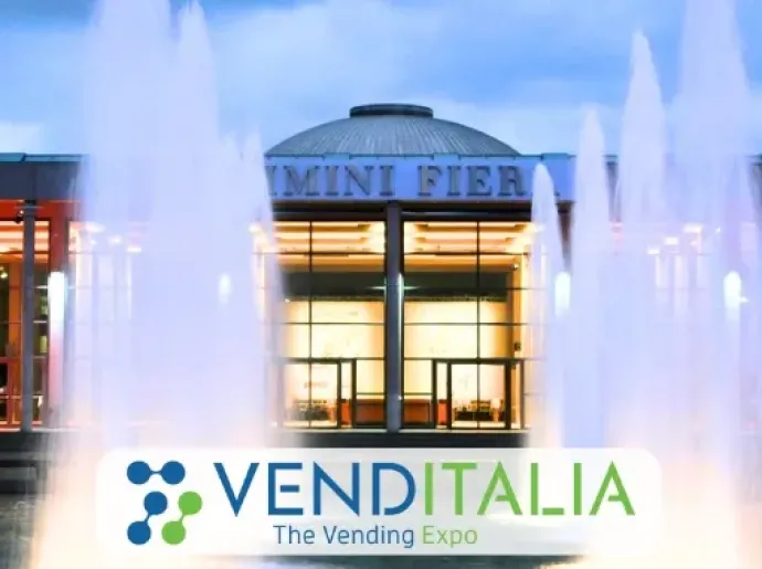 Fontaines illuminées devant une foire vibrante, Venditalia : l'Expo du vending.
