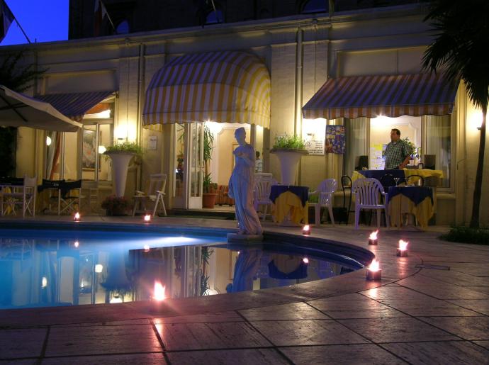 villaadriatica it offerta-bonus-vacanze-a-rimini-in-hotel-4-stelle-con-piscina 009
