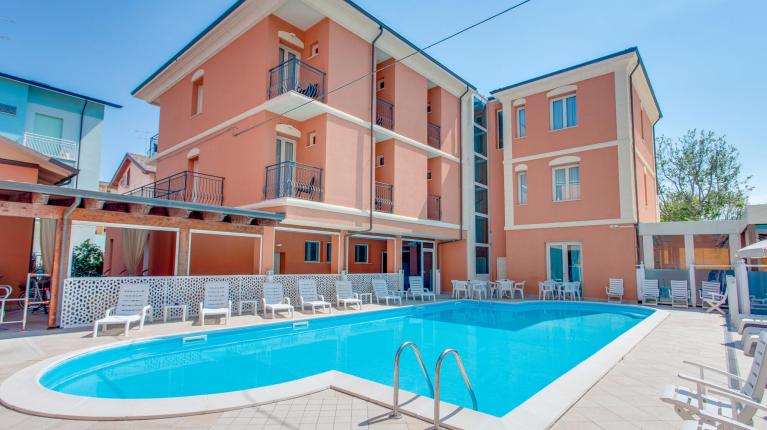 hoteldelavillecesenatico fr offre-prix-bloques-special-reservez-en-avance-vos-vacances-a-l-hotel-a-cesenatico 013