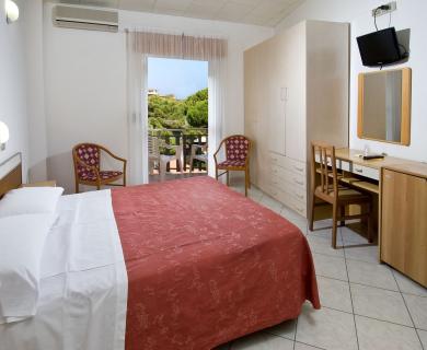 hotelzenith.unionhotels en march-april-may-in-seaside-hotel-with-entrance-to-amusement-park-and-pool-in-pinarella-di-cervia 012