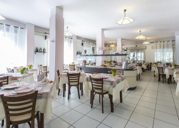 hsuisse it offerta-giugno-al-mare-in-hotel-3-stelle-a-milano-marittima 015