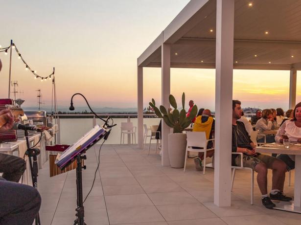 hotelesplanadecesenatico it eventi-settembre-hotel-cesenatico-con-rooftop-vista-mare 011