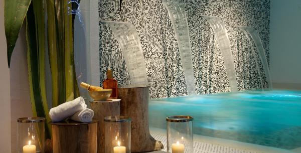 excelsiorpesaro en spa-in-pesaro-for-exclusive-use-with-bottle-of-prosecco-and-fruit 013