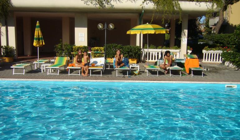 hotels-elcid-campeador en 1-may-long-holiday-in-a-hotel-by-the-sea-in-rimini 011