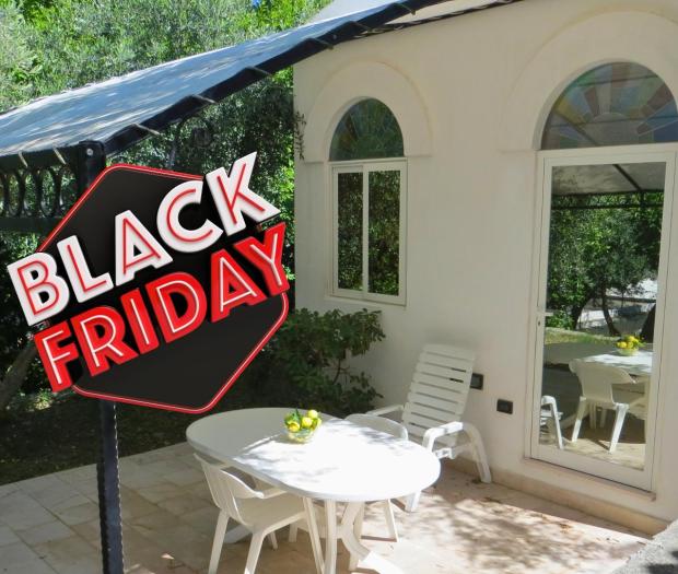 Casa con tavolo esterno e offerta Black Friday.