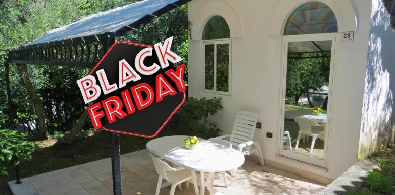 Casa con tavolo esterno e offerta Black Friday.