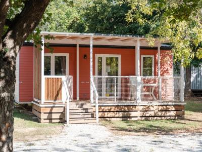 Casa mobile con veranda in un ambiente alberato.