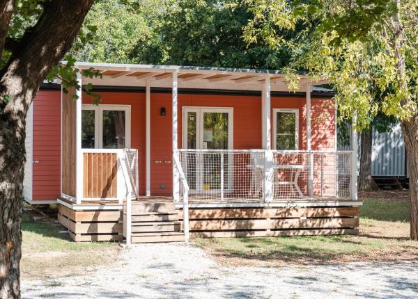 Casa mobile con veranda in un ambiente alberato.