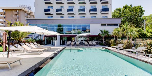hotelduemari fr special-vacances-a-la-mer-en-aout-a-l-hotel-4-etoiles-avec-piscine-et-jardin 005