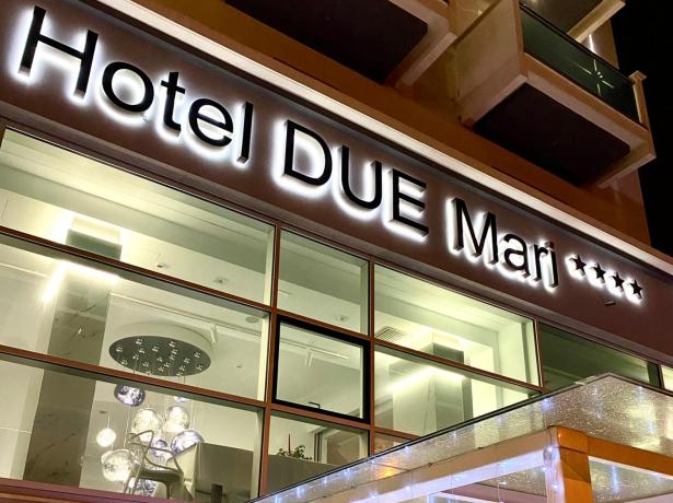 Hotel DUE Mari, a four-star hotel with light decorations.