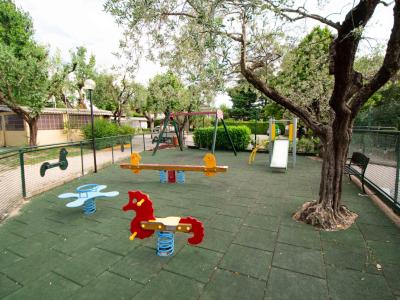 campingrivablu it offerta-vacanze-sul-lago-di-garda-in-camping-village-con-spiaggia 020