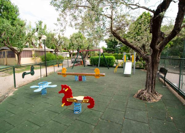 campingrivablu it offerta-vacanze-sul-lago-di-garda-in-camping-village-con-spiaggia 015
