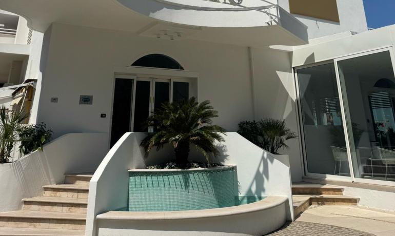 Edificio moderno bianco, cielo blu, atmosfera elegante e rilassante.