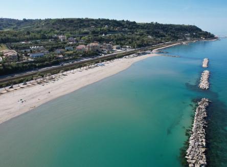 Ponte del 2 giugno in camping village sul mare a Campofilone